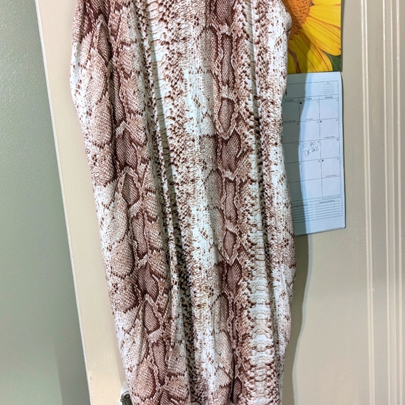 A two-piece animal print jacket and dress set - Picture 7 of 7